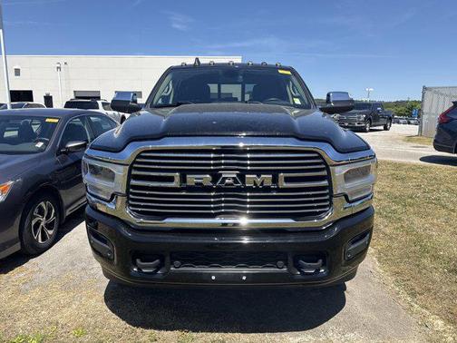 Diamond Black Crystal Pearlcoat 2022 RAM 2500 Laramie Crew Cab 4x4 6'4' Box