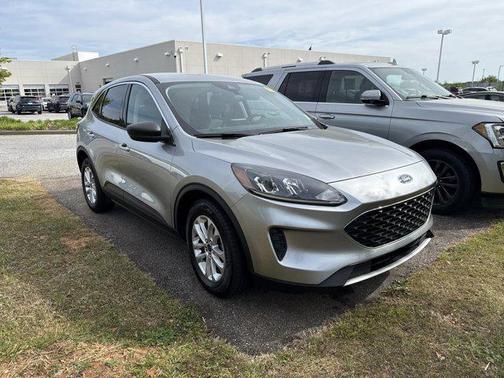 ICONIC SILVER 2022 Ford Escape SE