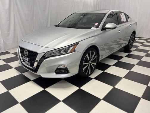 Brilliant Silver Metallic 2019 Nissan Altima 2.5 Platinum