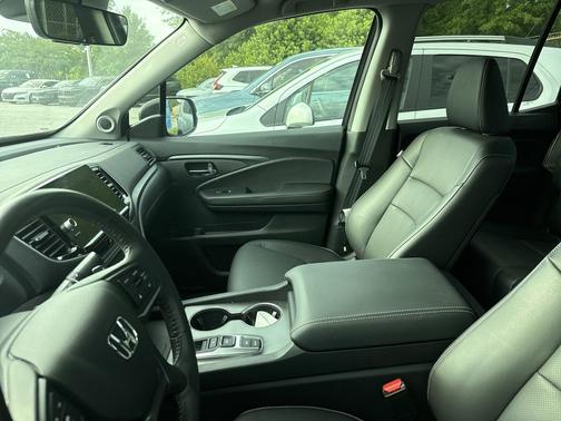 Crystal Black Pearl 2025 Honda Ridgeline RTL