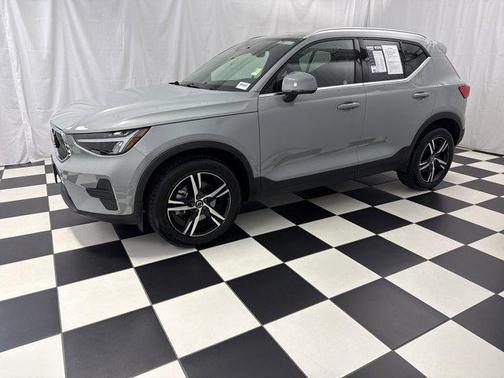 2025 Volvo XC40 B5 Core Bright Theme