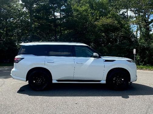 2025 INFINITI QX80 LUXE