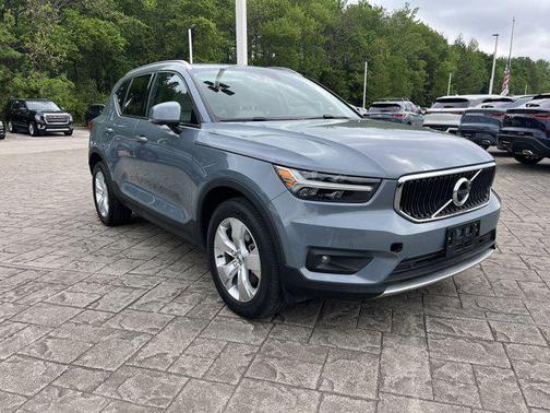 2022 Volvo XC40 T4 Momentum