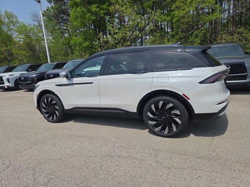 White Platinum Metallic Tri-Coat 2025 Lincoln Nautilus Reserve