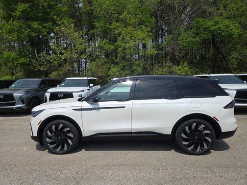 White Platinum Metallic Tri-Coat 2025 Lincoln Nautilus Reserve