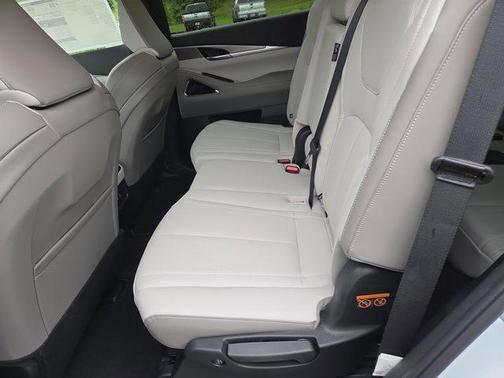 Radiant White 2027 INFINITI QX60 LUXE AWD