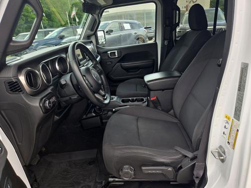 Bright White Clearcoat 2018 Jeep Wrangler Unlimited Sport