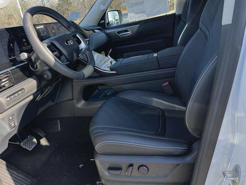 2025 INFINITI QX80 Luxe