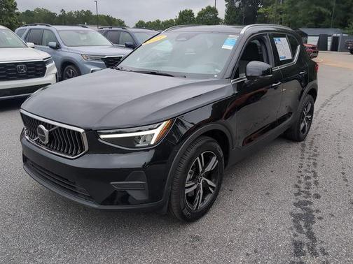 2025 Volvo XC40 B5 Core Bright Theme