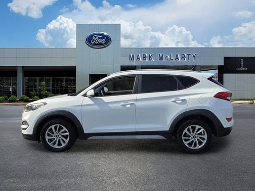Dazzling White 2017 Hyundai TUCSON SE