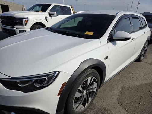 Summit White 2018 Buick Regal TourX Preferred