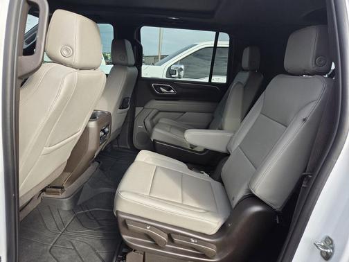 Summit White 2023 Chevrolet Suburban 4WD Z71