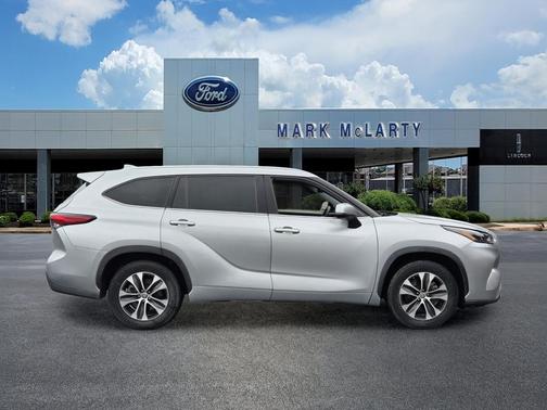 Celestial Silver Metallic 2022 Toyota Highlander XLE