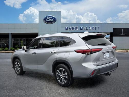 Celestial Silver Metallic 2022 Toyota Highlander XLE