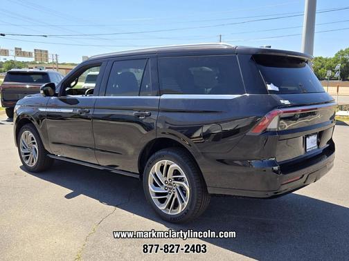 Infinite Black Metallic Clearcoat 2026 Lincoln Navigator Reserve