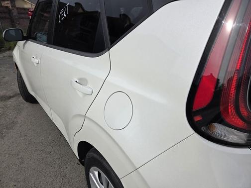 Snow White Pearl 2023 Kia Soul LX
