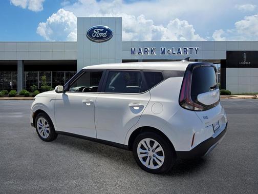 Snow White Pearl 2023 Kia Soul LX