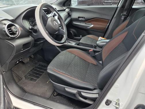 Aspen White Tricoat 2024 Nissan Kicks SR