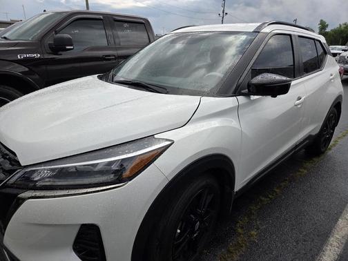 Aspen White Tricoat 2024 Nissan Kicks SR