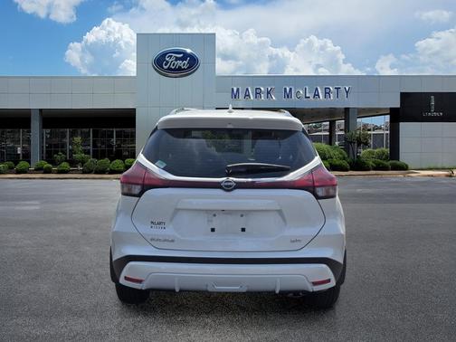 Aspen White Tricoat 2024 Nissan Kicks SR