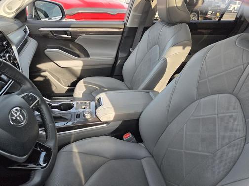 Wind Chill Pearl 2023 Toyota Highlander Platinum