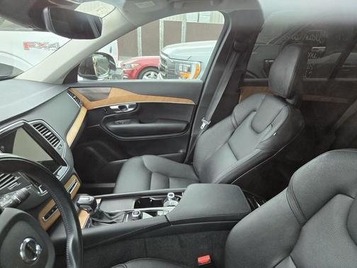 2022 Volvo XC90 T5 Momentum