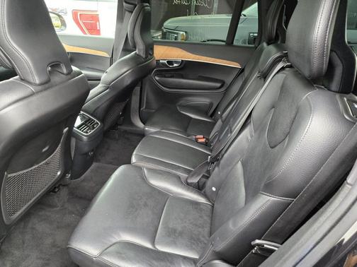2022 Volvo XC90 T5 Momentum
