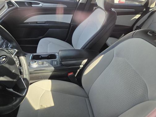 ICONIC SILVER 2020 Ford Fusion SE