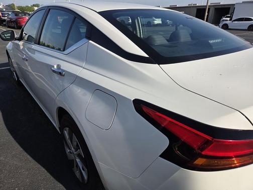 Glacier White 2022 Nissan Altima S FWD