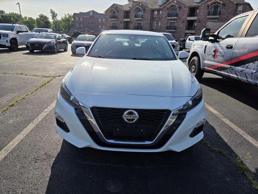 Glacier White 2022 Nissan Altima S FWD