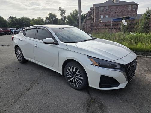 Pearl White Tricoat 2023 Nissan Altima 2.5 SV