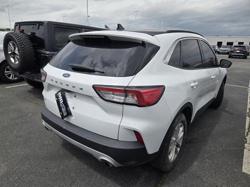 OXFORD WHITE 2022 Ford Escape SE