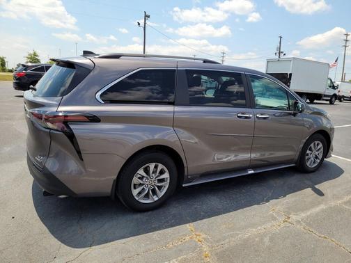 2023 Toyota Sienna XLE 8 Passenger