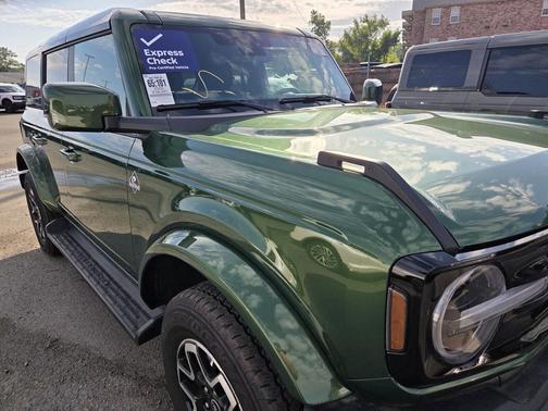 ERUPTION GREEN METALLIC 2025 Ford Bronco Outer Banks