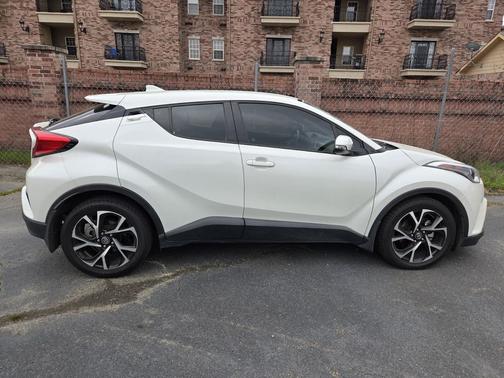 Blizzard Pearl 2018 Toyota C-HR XLE Premium