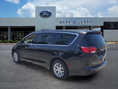 Brilliant Black Crystal Pearlcoat 2022 Chrysler Voyager LX
