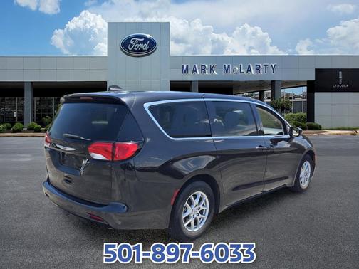 Brilliant Black Crystal Pearlcoat 2022 Chrysler Voyager LX