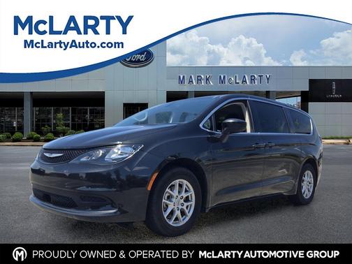 Brilliant Black Crystal Pearlcoat 2022 Chrysler Voyager LX
