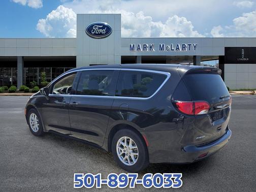 Brilliant Black Crystal Pearlcoat 2022 Chrysler Voyager LX