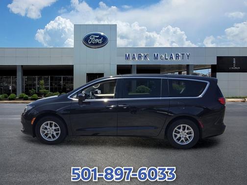 Brilliant Black Crystal Pearlcoat 2022 Chrysler Voyager LX