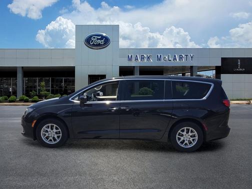 Brilliant Black Crystal Pearlcoat 2022 Chrysler Voyager LX