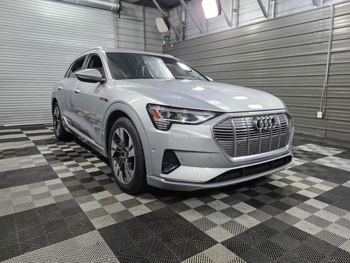 2022 Audi e-tron Premium Plus