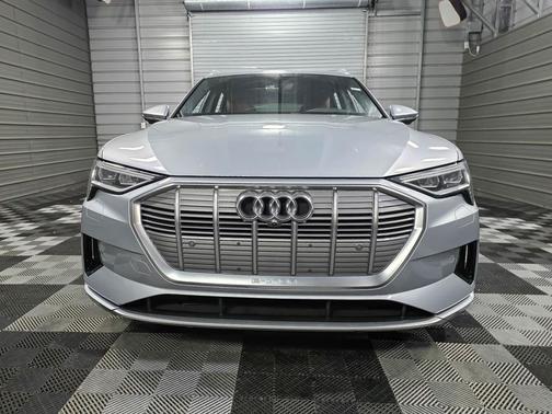 2022 Audi e-tron Premium Plus