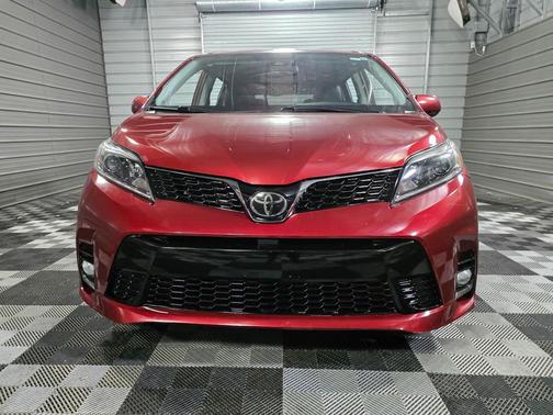 Salsa Red Pearl 2019 Toyota Sienna SE Premium