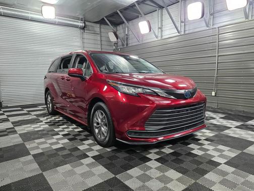 2022 Toyota Sienna LE