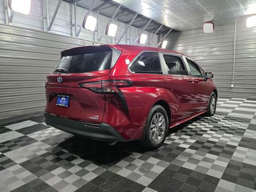 2022 Toyota Sienna LE