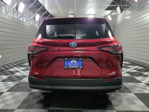 2022 Toyota Sienna LE