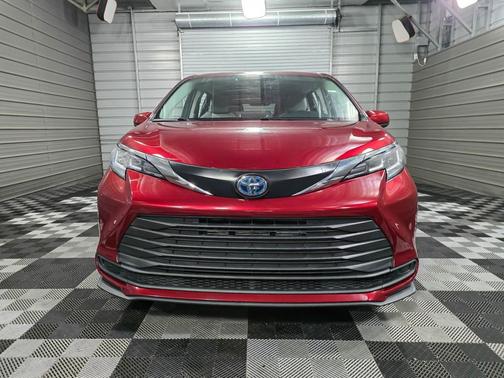 2022 Toyota Sienna LE