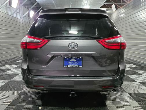 2020 Toyota Sienna LE