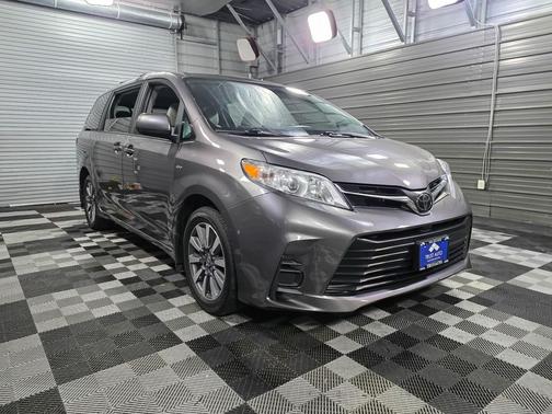 2020 Toyota Sienna LE